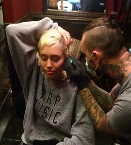 Miley Cyrus coloca piercing na orelha e compartilha imagem na web
