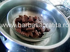 Prajitura cu nuca si crema caramel preparare reteta glazura de ciocolata