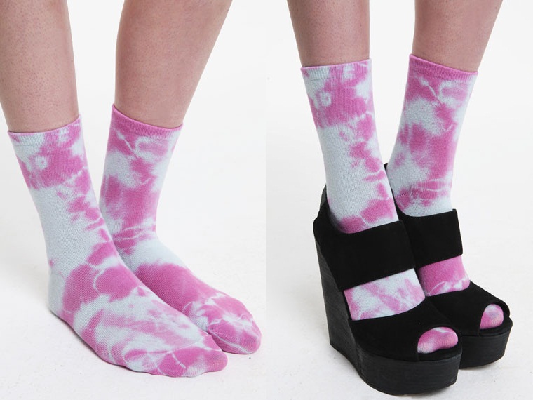 Swear By Fashion Diy Tie Dye Socks Tap Into The Tie Dye Trend With These Fun Socks They Ll Brighten Up Your Feet Urban Outfitters