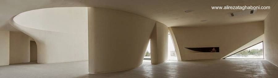 Imagen de la residencia por dentro mirando hacia los fondos de la propiedad Vista del interior de la Villa Kouhsar de diseño ultramoderno en Irán