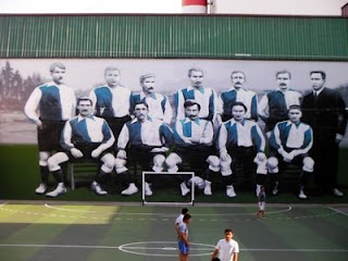Mural que refleja el estreno de indumentaria por parte del Athletic Club en Lamiako