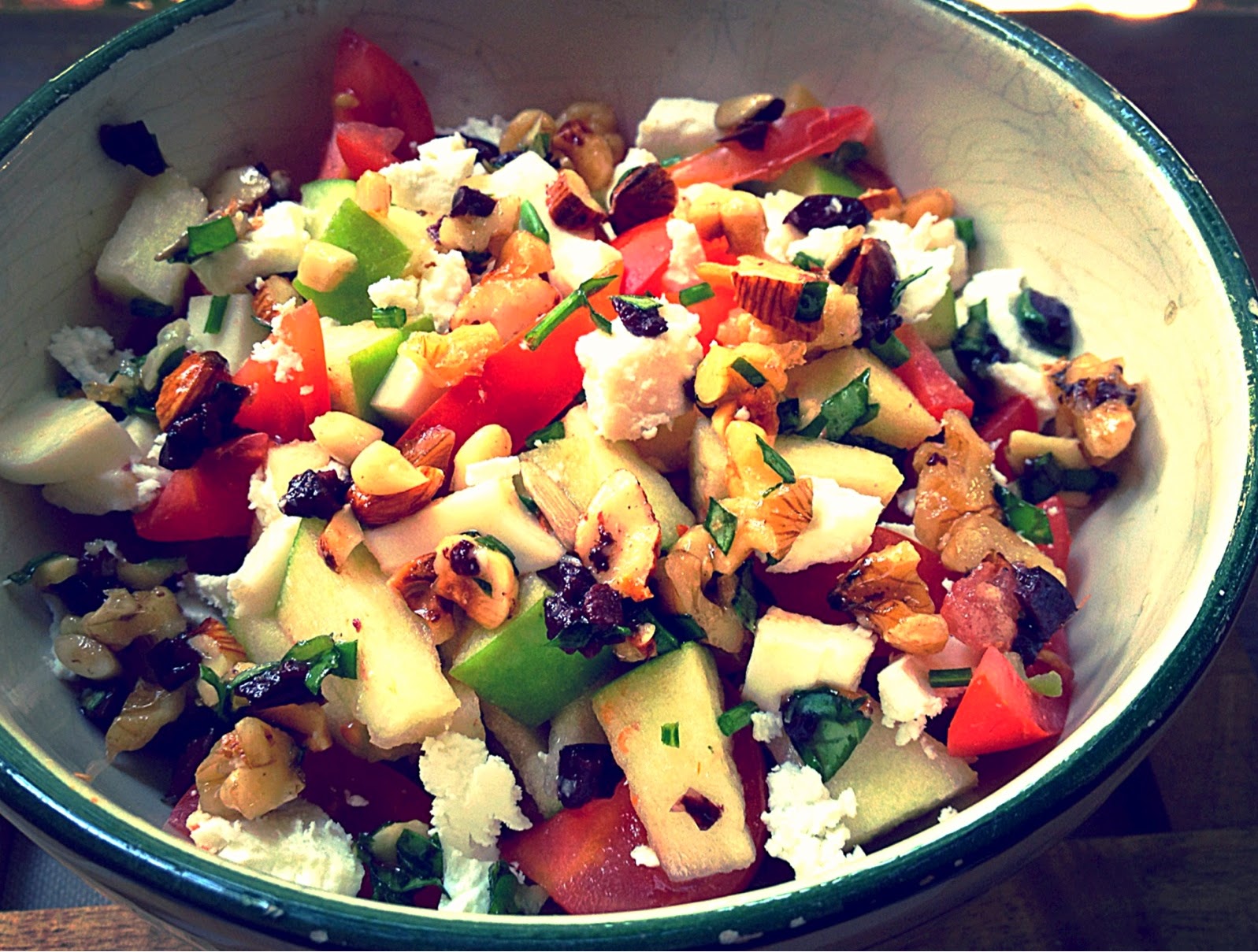 Ensalada de manzana, cherrys y queso con vinagreta de frutos secos