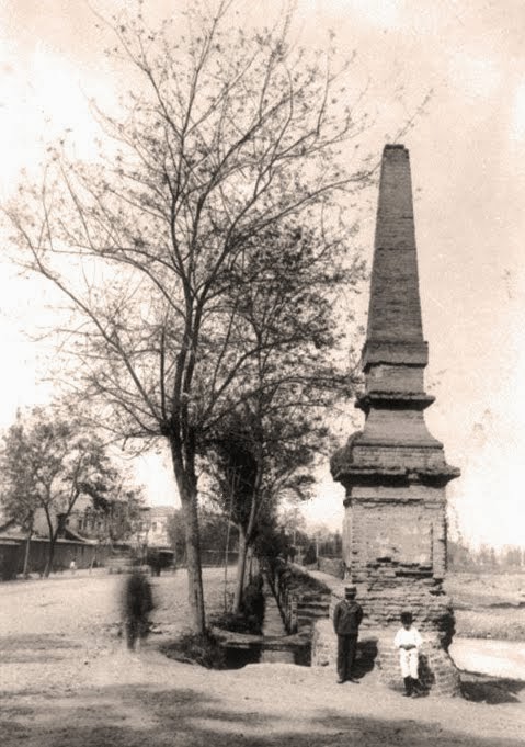 Obelisco, este monolito, marcaba el inicio de los Tajamares en Providencia