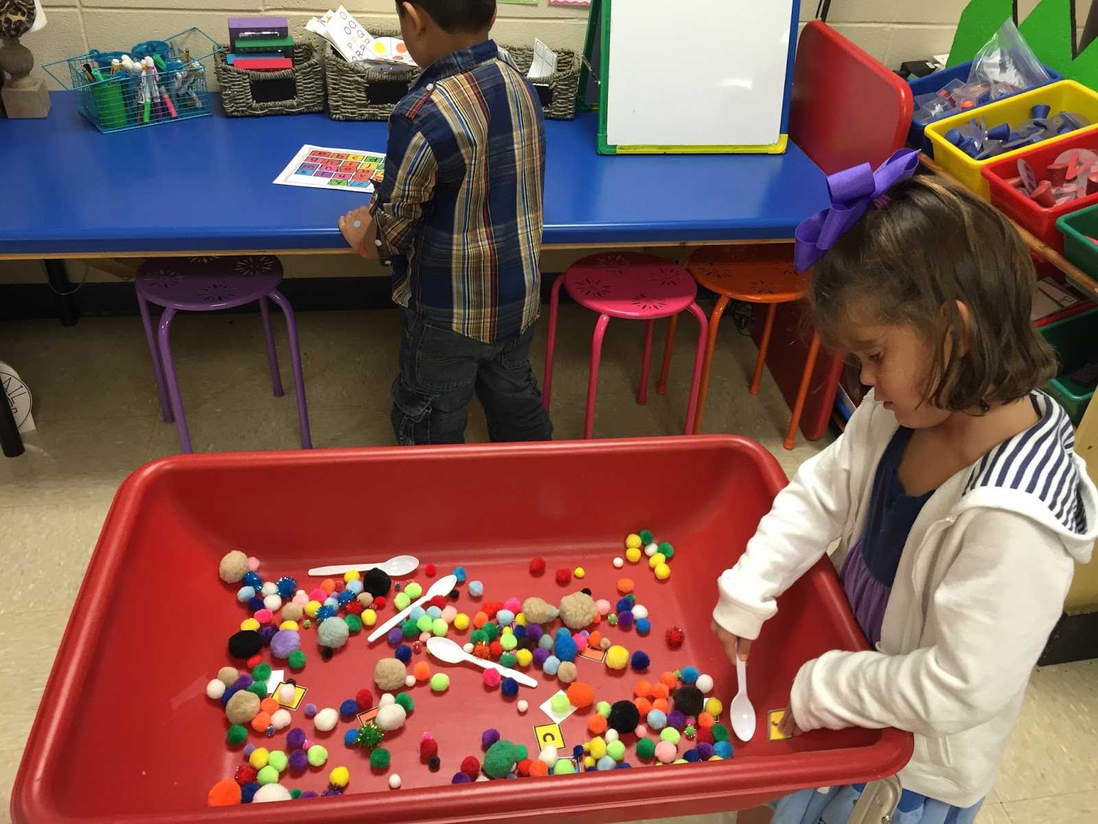 Mrs. Lee's Kindergarten Dog's Colorful Day Centers and Activities