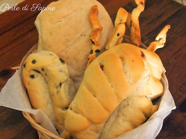 pane all'olio con olive e pancetta e pane 