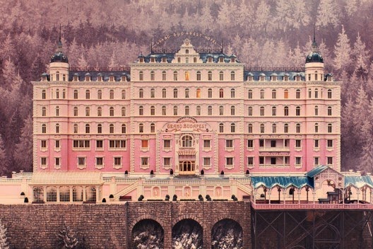 [Jeu] Association d'images - Page 9 The+Grand+Budapest+Hotel-+Wes+Anderson.+Maqueta+hotel.+ROSA