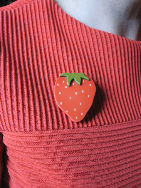 strawberry brooch , bite into the strawberry brooch , holster gun brooch , Mud "Tiger feet" badge , The Rings pinback button pin i wanna be free punk vintage glam rock 1970 70s 1960 60s Alright, that's right, that's right, that's right broche plastique années 50 60 70 1950 1960 1970