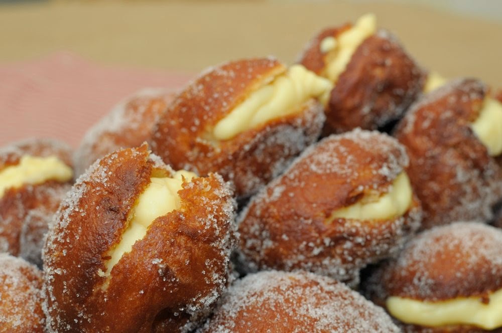 Bolas De Fraile Rellenas De Crema Pastelera
