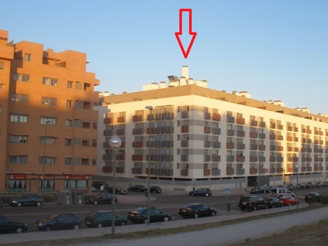 Otro edificio del Santander en las tablas con antena camuflada Otro edificio del Santander en las tablas con antena camuflada