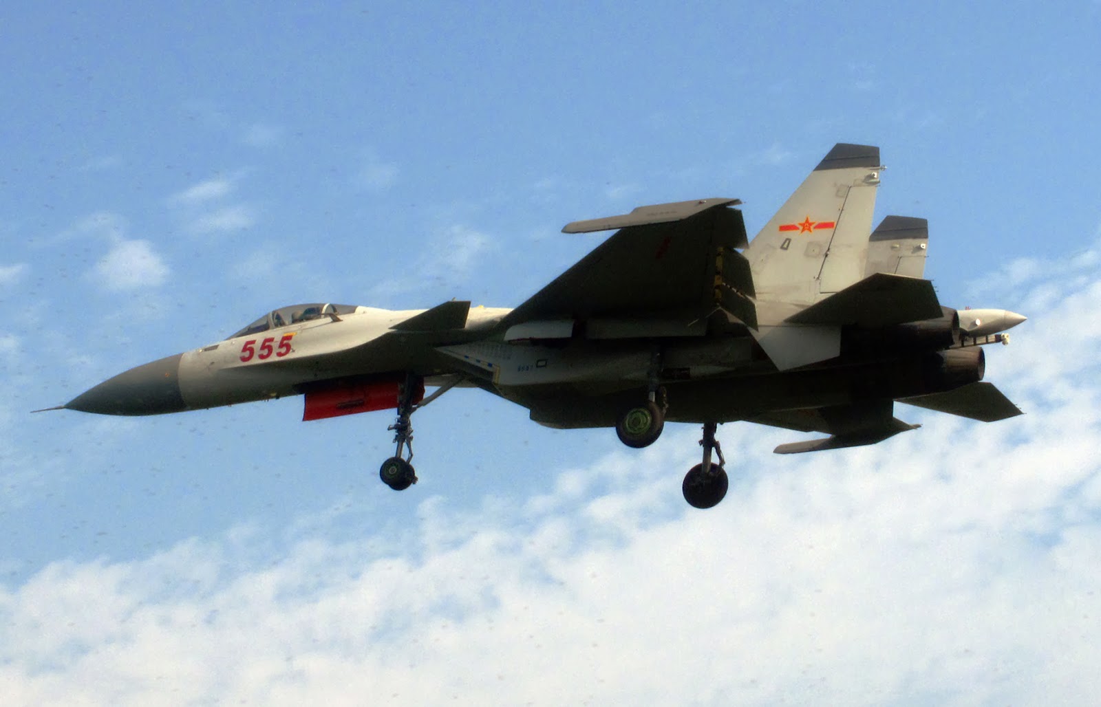 Shenyang J-15 - Página 2 China%E2%80%99s+first+carrier-borne+J15+fighter+jets+were+displayed+for+public+to+see+Wednesday+in+Xi%E2%80%99an+of+northwest+China%E2%80%99s+Shaanxi+Province+(2)