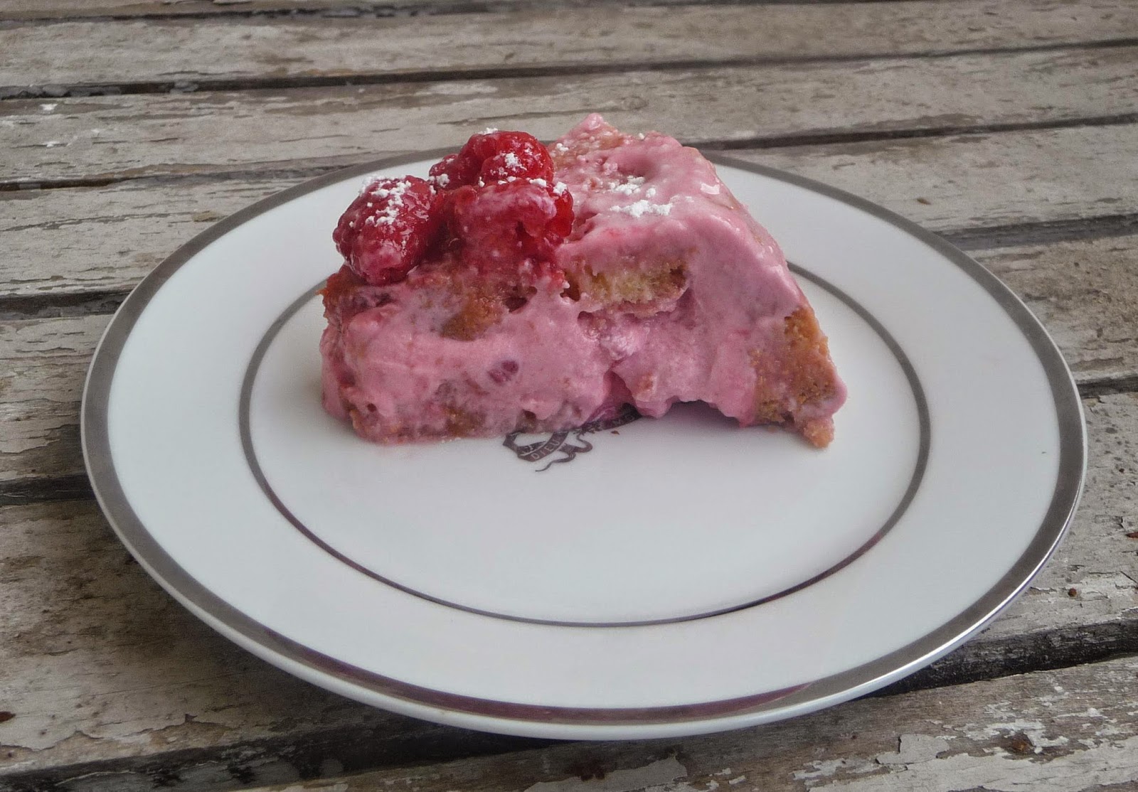 Cuillère, aiguille et scie sauteuse Charlotte aux framboises, fromage