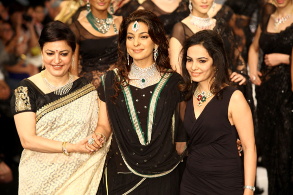 Juhi Chawla walks the ramp for Kays Jewels at IIJW 2012