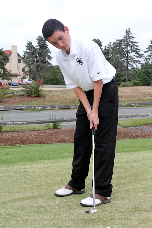 Sam Perkins practices his putting