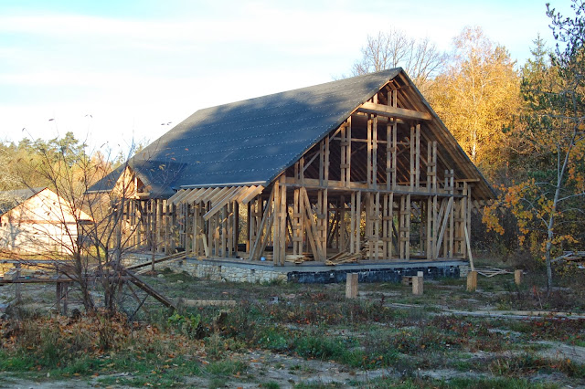 Konstrukcja-drewniana-domu-z gliny-i-slomy