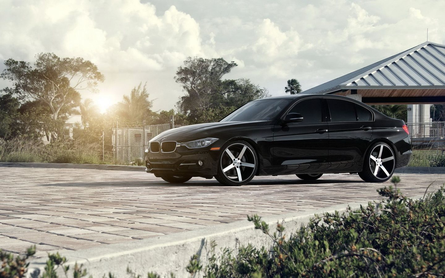 http://2.bp.blogspot.com/-8cW_IOmjIME/UFXsQzxc8EI/AAAAAAAAGig/rRFtQQymKJM/s1600/bmw-3-series-1440x900.jpg