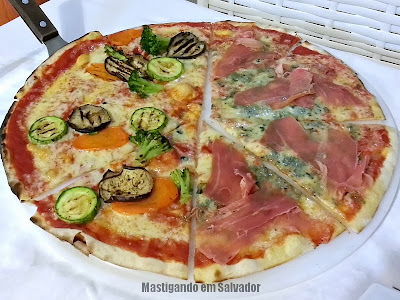 Montello Restaurante e Pizzaria: Pizza metade Gustosa (Presunto de Parma e Gorgonzola) metade Vegetariana