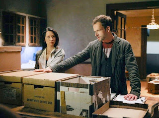 ‘ELEMENTARY’ PILOT: 1.01 REVIEW (2012). Jonny Lee Miller co-stars with Lucy Liu in this CBS drama. All text is © Rissi JC / RissiWrites.com