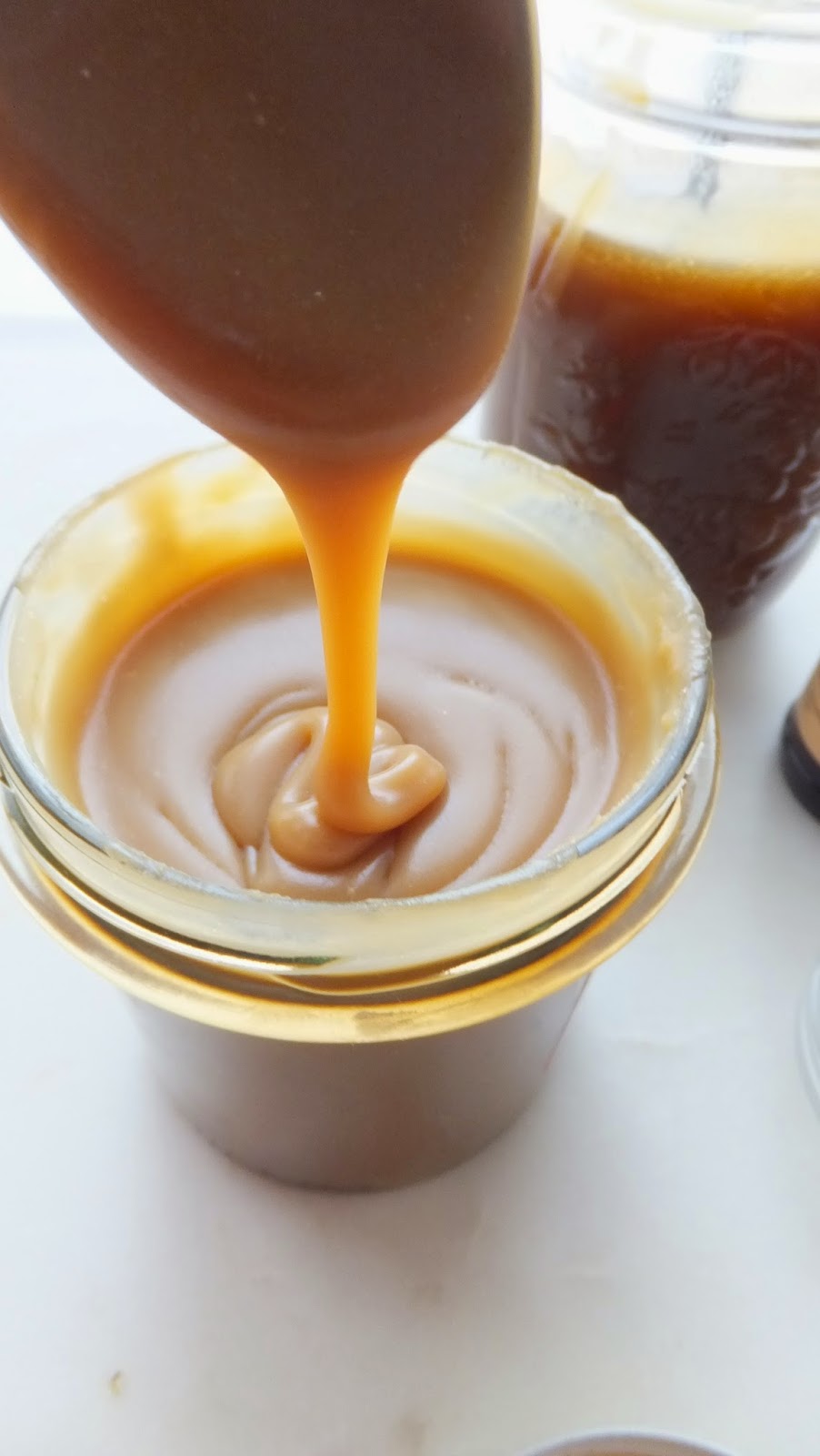 Recetas Imprescindibles Ii: Cómo Hacer La Salsa Butterscotch O Salsa De Toffee Salado Más Fácil Del Mundo
