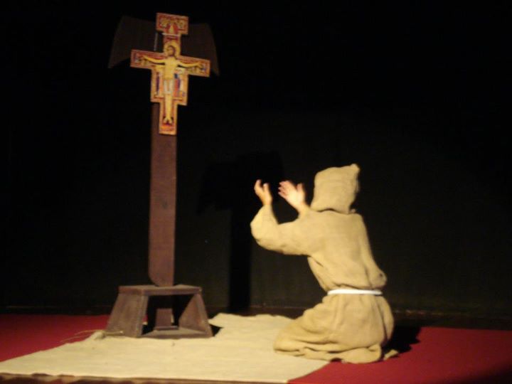 Resultado de imagem para rezando crucifixo