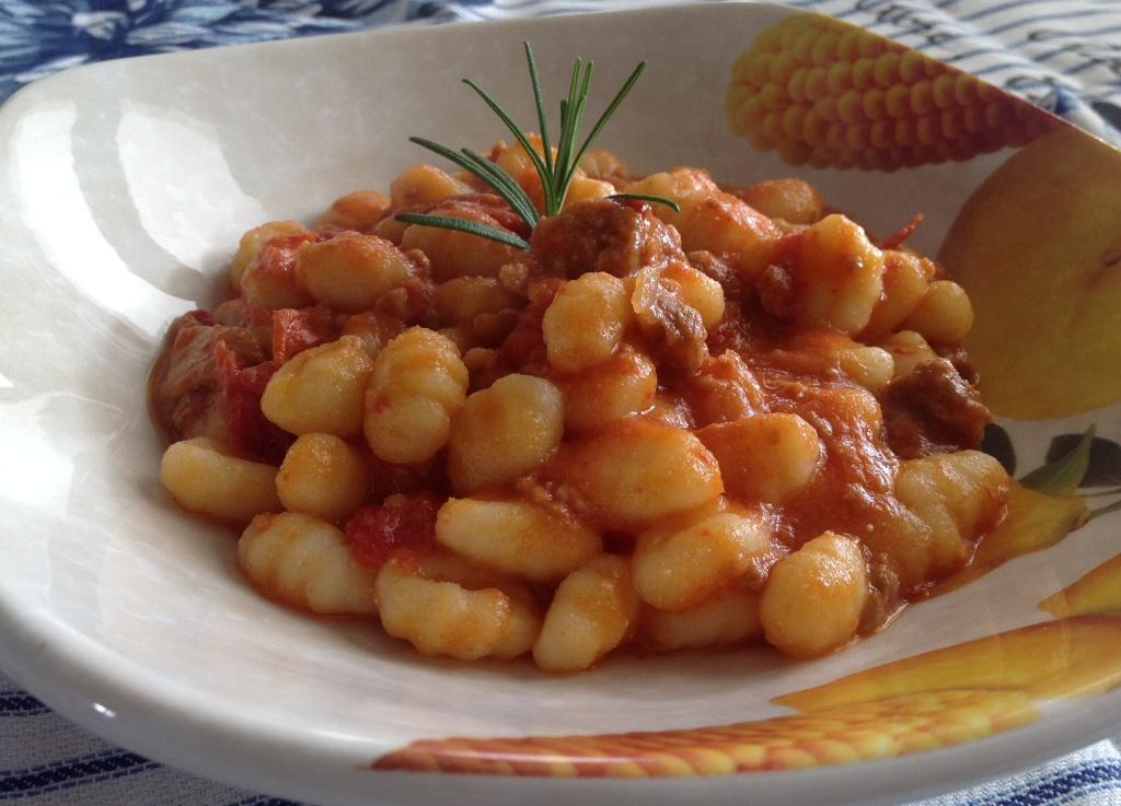 http://2.bp.blogspot.com/-8frOyE8VSe0/UPap2-P7MPI/AAAAAAAAATA/2_3pxSzxZU8/s1600/gnocchi+con+ragu.JPG