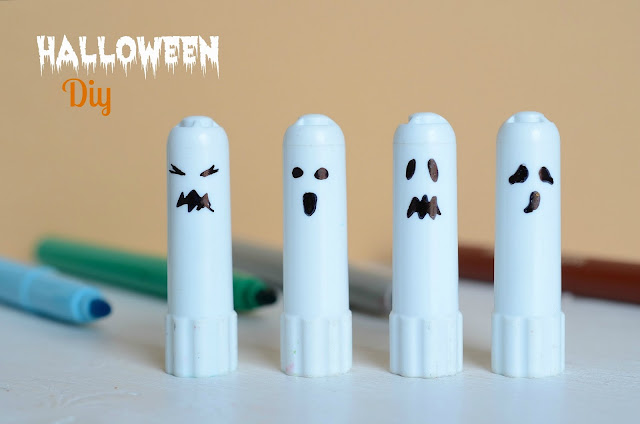 tutorial di halloween da fare con i bambini, per realizzare piccoli fantasmi con i tappi dei pennarelli