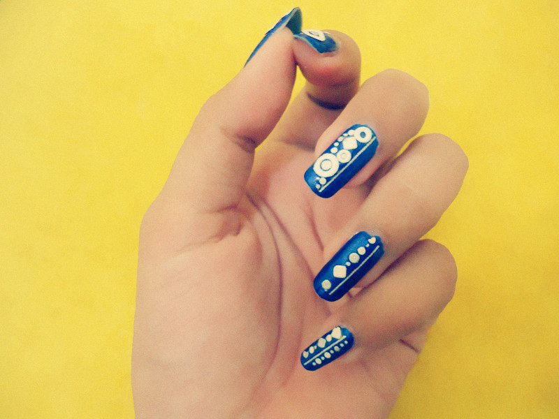 ♥ CC's NAILS ♥ Blue and White Circle Nails
