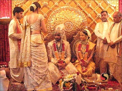 http://2.bp.blogspot.com/-8ja6KvkNEOI/Tn8Vt2FZDyI/AAAAAAAAACc/Pg3ZaXn5rrs/s1600/aishwarya+wedding+photos+1.jpg