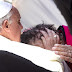 El Papa Francisco besa las llagas de un enfermo