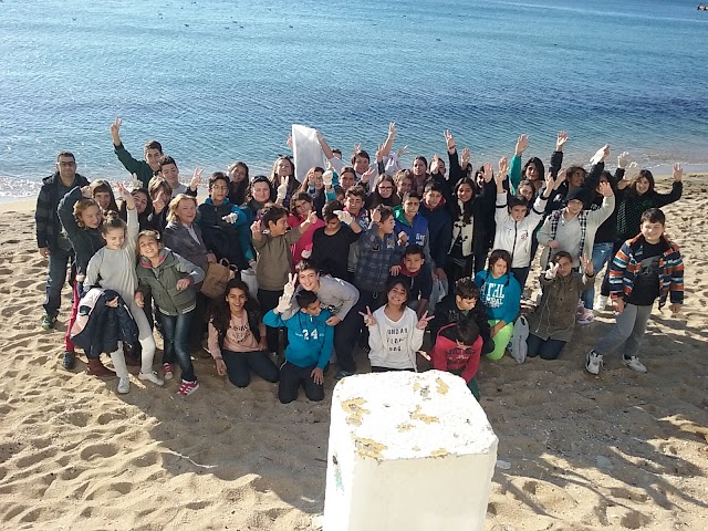 Εθελοντική δράση καθαρισμού από τους μαθητές του Μουσικού Σχολείου Καβάλας στην παραλία της Ραψάνης