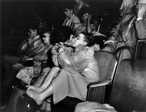 http://2.bp.blogspot.com/-8nVO822hdqw/UX6id--aX3I/AAAAAAAAe5A/b_8aAPFGJTU/s300/Weegee+-+Lovers+with+3-D+glasses+at+the+Palace+Theater,+1943.jpg