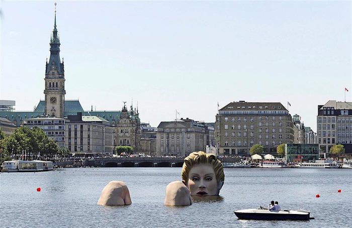 சித்திரங்கள்  Hamburg_water_woman_sculpture_11