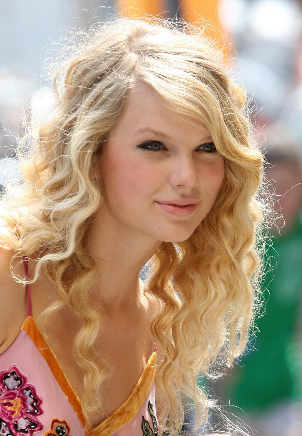 Celebrity Taylor Swift Curly Blonde Hairstyle Wallpapers
