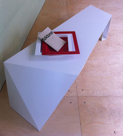 Meja Minimalis dan Futuristik Meja Minimalis dan Futuristik
