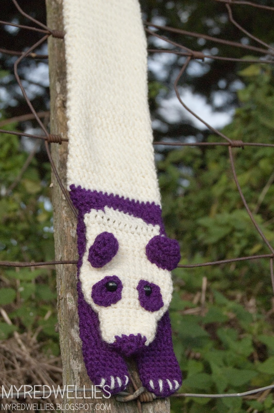 My Red Wellies: Purple Panda Scarf, a start on christmas.