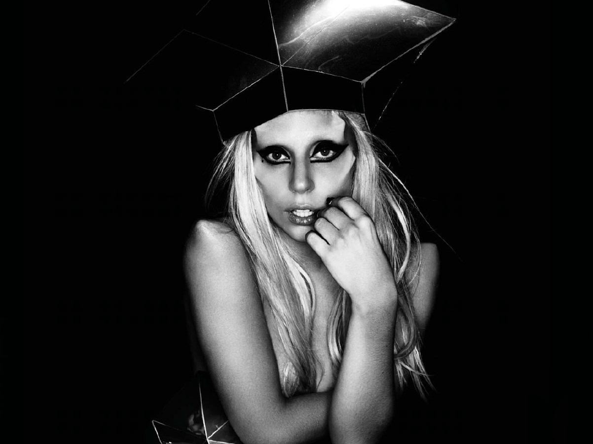 http://2.bp.blogspot.com/-8vB6focT5H0/TdlKJ6XZDMI/AAAAAAAAAlc/YuMuM3Y-Wgg/s1600/1306074241_nick-knight-born-this-way-9.jpg
