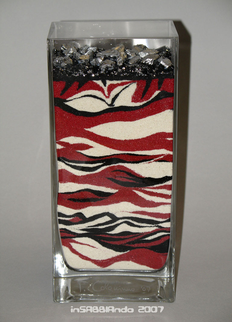 inSABBIAndo: Sand Art: vaso decorato con sabbia colorata e pietre argentate.