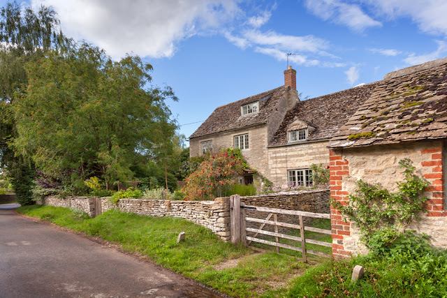 Cotswold cottage on the Oxfordshire village of Kelmscott by Martyn Ferry Photography