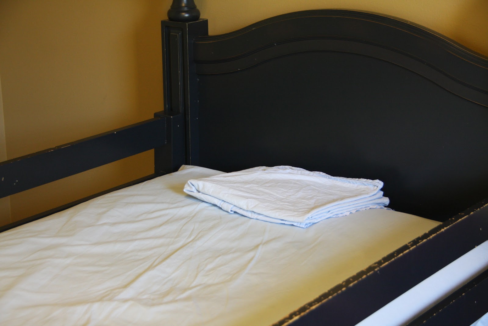 how to fakemake a child's bed simply organized