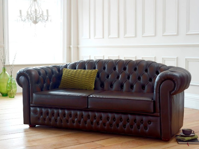 Шкіряний диван-ліжко Честерфілд в складеному вигляді
