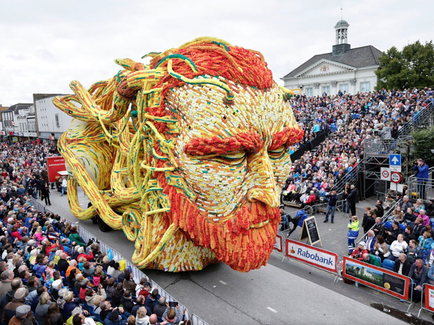 “And who is going to win this time?” - 19 Giant Flower Sculptures Honour Van Gogh At World’s Largest Flower Parade In The Netherlands “And who is going to win this time?” - 19 Giant Flower Sculptures Honour Van Gogh At World’s Largest Flower Parade In The Netherlands