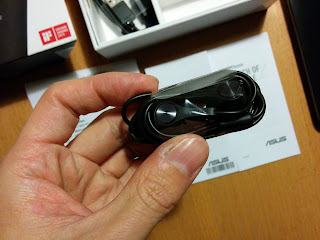 ZenFone 2 Laser(ZE500KL)に付属するイヤホンにはASUSロゴとヘアライン加工が施されている