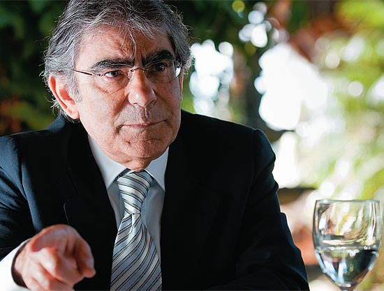 O ministro aposentado, Carlos Ayres Britto, diz que o texto fere a constituição. O ministro aposentado, Carlos Ayres Britto, diz que o texto fere a constituição.