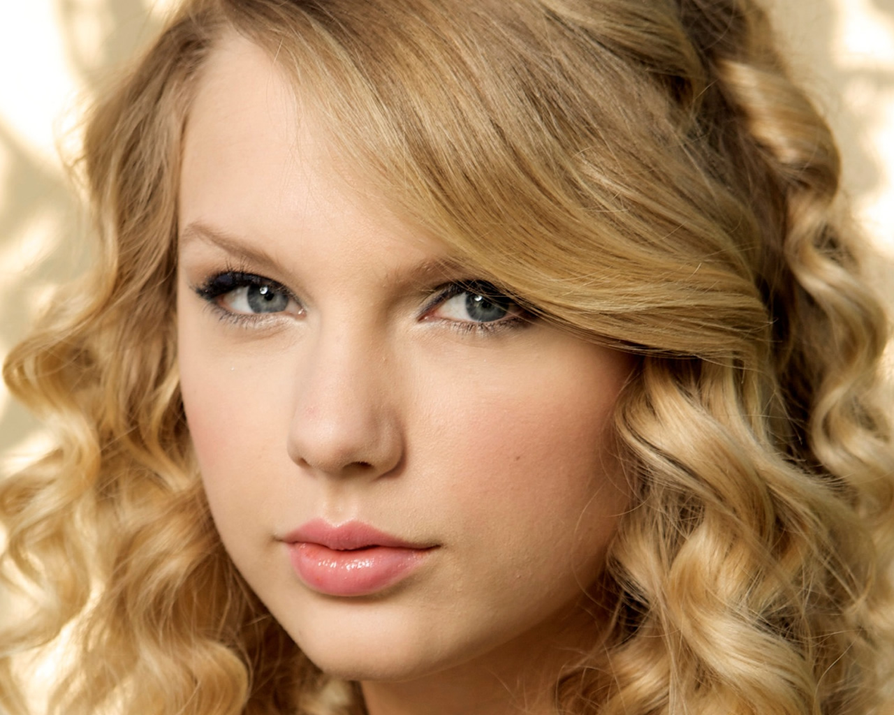 http://2.bp.blogspot.com/-93AH7mcNyUQ/UEuYUOxyXhI/AAAAAAAAPqc/yT9saJzrZNY/s1600/taylor-swift-wallpaper-1280x1024-0002.jpg