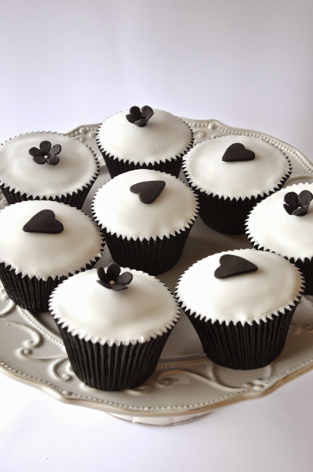 Black and white cupcakes