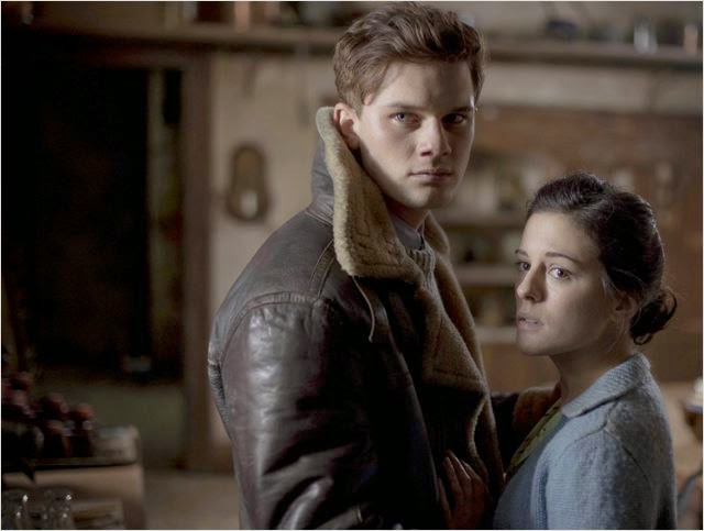 Jeremy Irvine y Phoebe Fox en "La mujer de Negro 2"