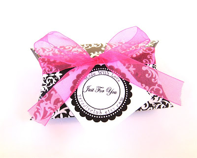  Wedding Favors Ideas on Wedding Favors Gift Wrapping Ideas   Damask Pillow Box