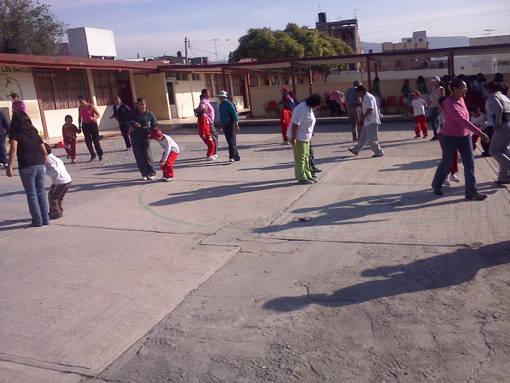 MACROGIMNACIA CON LOS ALUMNOS Y SUS PADRES  EN CLASE DE EDUCACIÓN FISICA EN LA  ESCUELA