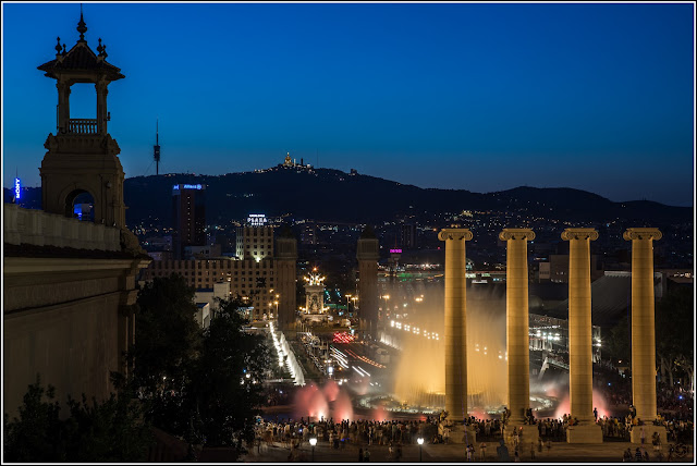 Barcelona, Montjuïc: Fuente Mágica (de Carles Buïgas) y columnas (de Puig i Cadafalch)