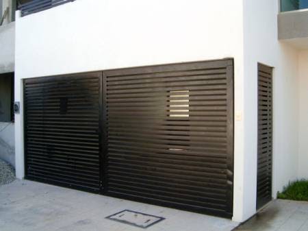 Decoración Minimalista y Contemporánea: Cochera doble con portón