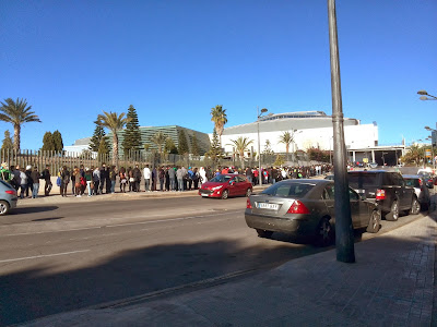 Cola XII Salón del Manga de Valencia Era increible la cantidad de gente que quería entrar en el XII Salón del Manga de Valencia
